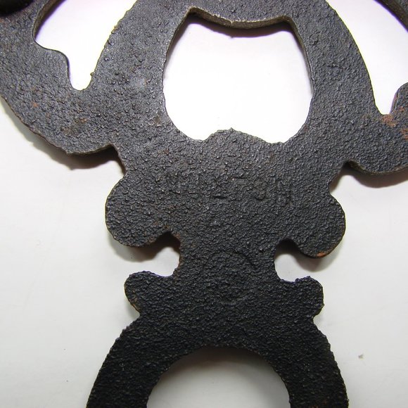 Vintage Wilton Vintage Black Cast Iron Trivet Arrow Shape Footed - Picture 4 of 5